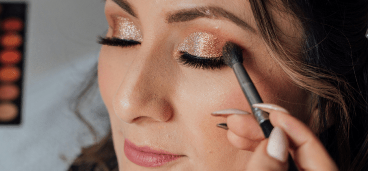 Esponjas e pincéis de maquiagem sujos podem prejudicar os olhos