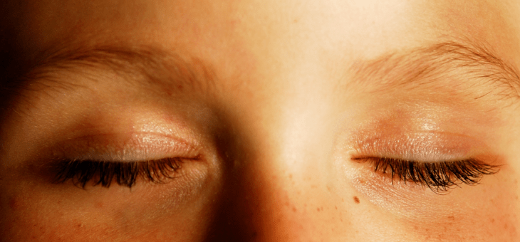 Acordar com os olhos grudados é normal? Leia e descubra