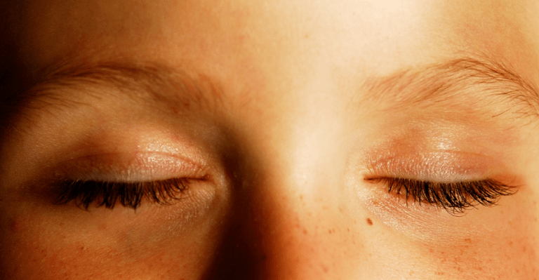 acordar com os olhos grudados